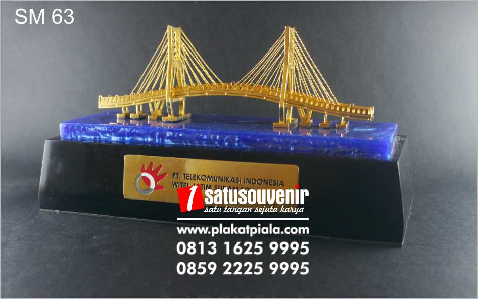souvenir miniatur jembatan suramadu