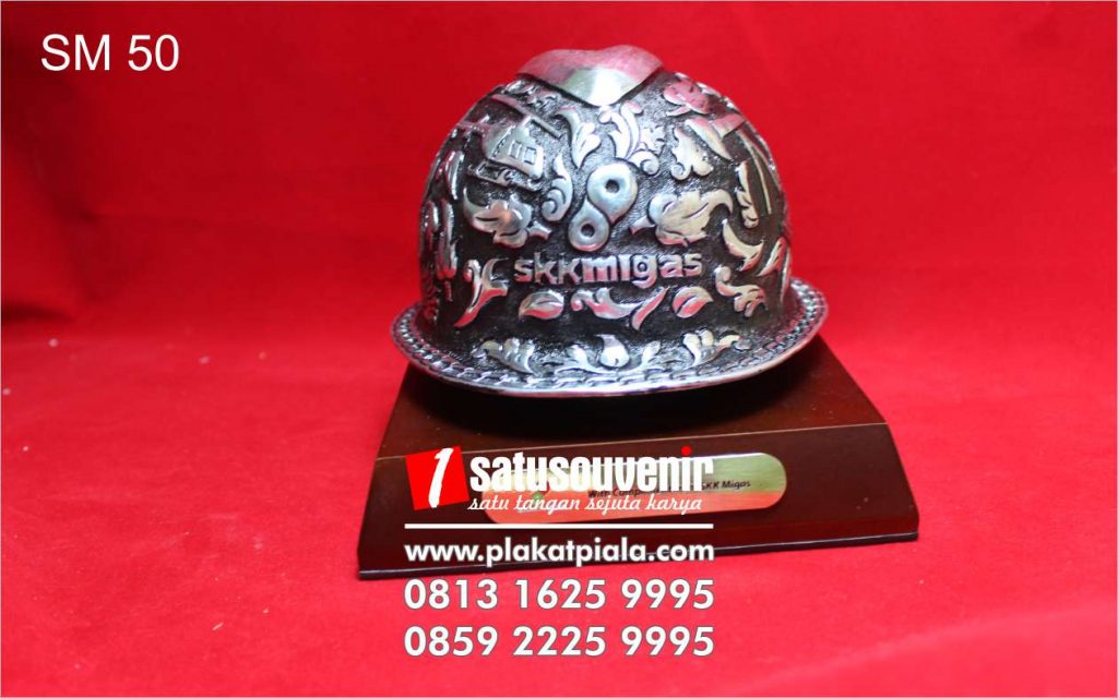 souvenir miniatur helm skk migas