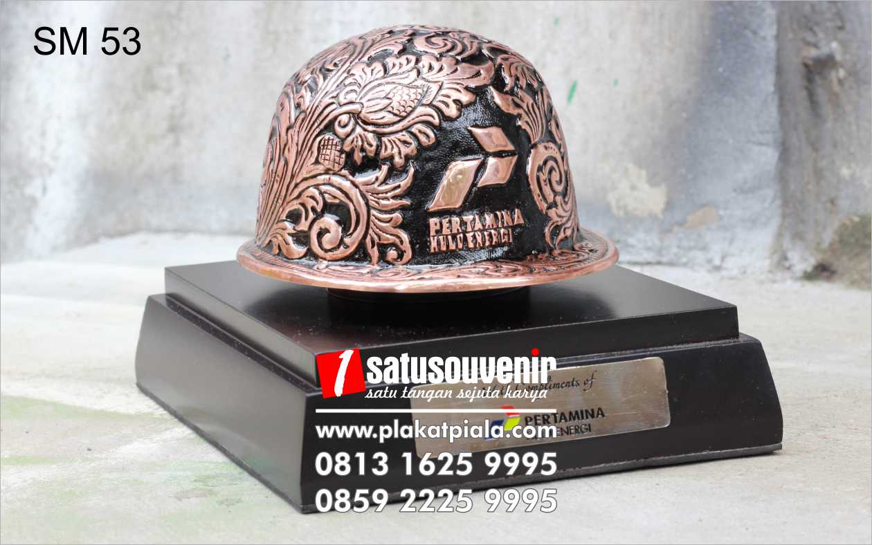 souvenir miniatur helm pertamina hulu energi