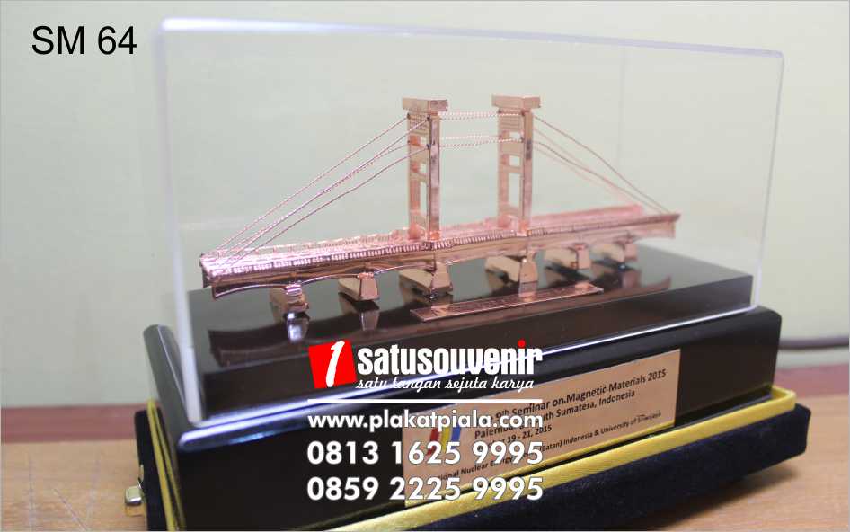 souvenir miniatur jembatan ampera